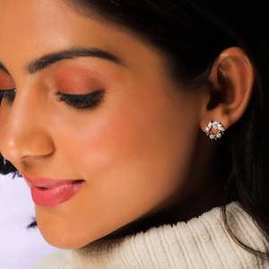 Boucles d'oreilles argentées en cristal arc-en-ciel avec motif de couronne - Product Image 4