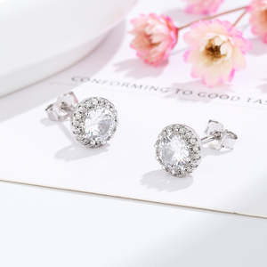 Orecchini a perno alla moda in titanio Preciosa, in argento sterling con alone di cristalli e diamante come pietra principale, per matrimoni - Product Image 2