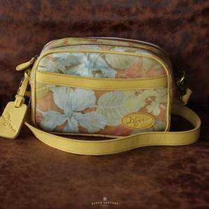 Sac à bandoulière en cuir véritable fait à la main Premium avec art botanique naturel élégant sac de mode unique et durable fabriqué en Indonésie - Product Image 1