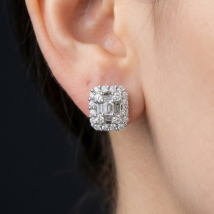 Boucles d'oreilles clous en or blanc 18 carats avec diamants taille brillant, design de luxe tendance, haute qualité, livraison rapide, cadeau idéal pour fiançailles et mariage - Product Image 2