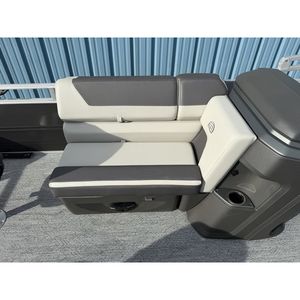 Bote de Pesca 2026 Barge 22 DLX Sun Tracker Premium, Pontón Resistente de 115 HP - Product Image 2