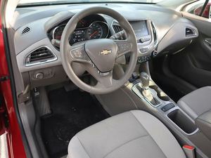 CHEVROLET CRUZE LT HATCHBACK Turbo AWD R18 2017 D'OCCASION Sièges en tissu foncé prêts à être expédiés - Product Image 5