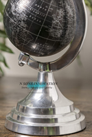 Élégante décoration de table en métal artisanal, avion Art Déco argenté monté sur un globe noir avec base en aluminium, pour la maison