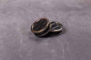 Juego de Damas de Metal de Lujo con Borde Metálico Personalizado, Piezas de Juego de Resina Rosa Premium, Damas de Cuero y Metal Hechas a Mano al por Mayor - Product Image 3