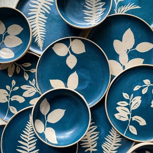Assiette à dîner artisanale en céramique Midnight Bloom, bordure faite à la main, design botanique unique, glaçure durable pour un style de table distinctif - Product Image 6
