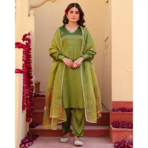 Ensemble de costume en satin vert peint à la main pour femmes Inayat - Product Image 3