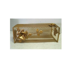 Nouvelles boîtes à mouchoirs en métal au look tendance avec des détails artisanaux parfaits pour les espaces sophistiqués et l'esthétique haut de gamme - Product Image 1