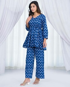 Vente en gros de couleur blanche Georgette tissu court Kurti fait à la main Nouvel arrivage Kurti pour dames - Product Image 2