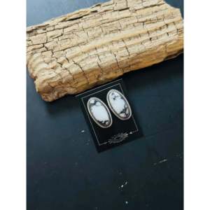 Boucles d'oreilles clous Wydelle Billie en buffle blanc et argent sterling avec serti clos - Product Image 4