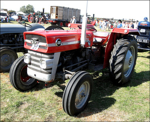 Tracteur à roues Massey Ferguson 135 d'occasion, 210 CV, plus de 50 000 heures pour l'agriculture - Product Image 2