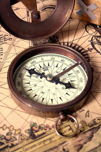 Brújula de reloj de sol hecha a mano de trabajo de alta calidad con grabado gratis en la parte superior Regalo para cualquier ocasión - Product Image 2