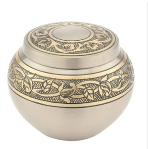 Urne en argent avec bande de patte Urnes pour animaux de compagnie de style commémoratif les plus tendances pour les cendres Urne souvenir en métal pour animaux - Product Image 2