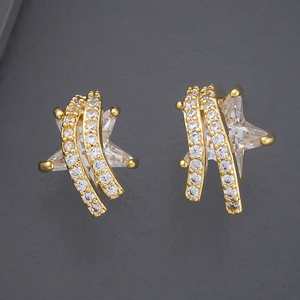 Boucles d'oreilles clous religieuses classiques et tendance 183976, motif étoile plaqué or, en alliage de zinc, cuivre, titane, laiton, perle et diamant, pour soirée - Product Image 1