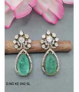 ชุดเครื่องประดับเจ้าสาวแบบดั้งเดิมหรูหราพร้อมสร้อยคอหลายชั้นต่างหูโทนสีทองและการตกแต่ง Tikka จากอินเดีย - Product Image 1