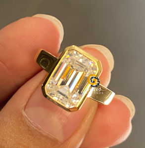 Atractivo juego de bisel de corte esmeralda de 3 quilates anillo de compromiso solitario de banda ancha cultivado en laboratorio para mujeres en oro amarillo de 10K - Product Image 1