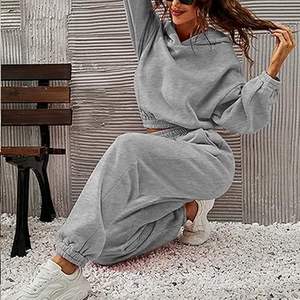 ชุดกีฬา2ชิ้นเสื้อครอปมีฮู้ดแขนยาวและกางเกงของผู้หญิงออกแบบได้ตามต้องการ - Product Image 4