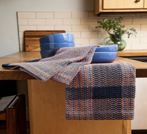 Serviette de cuisine en coton à motif écossais rustique bleu foncé et orange, ajoute de la chaleur à toute cuisine. Disponible à prix de gros. - Product Image 1
