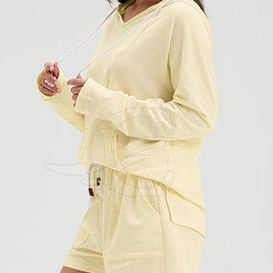 Ensembles courts à capuche pour femmes avec logo personnalisé de haute qualité dernière conception de vêtements de rue en coton et polyester - Product Image 3