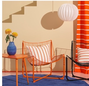 Chaises longues industrielles modernes en fil métallique, design géométrique unique en orange audacieux, idéales pour la création urbaine pour la maison ou le studio - Product Image 3