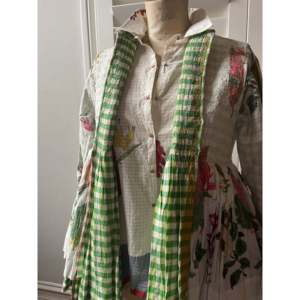 Blusa RASA 79 para Mujer, 100% Lino, Bordado a Mano, Estampado Floral, Diseño Floral Elegante, Uso Diario - Product Image 6