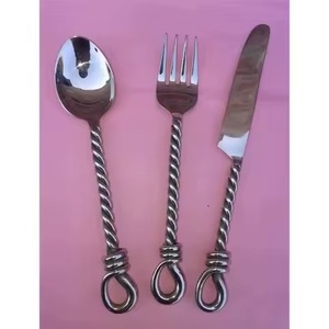 Couverts en argent avec poignée torsadée antique pour des repas élégants, des rassemblements familiaux, l'organisation d'événements et la décoration - Product Image 1