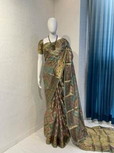 Este elegante Sari para fiesta está hecho de seda suave con diseño de rangkat y favorece tu figura con este sari indooccidental para mujer. - Product Image 3