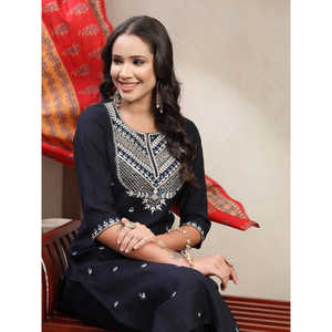 Kurta en satin de soie pure brodée bleu marine pour femme, col rond, manches trois quarts et pantalon, avec dupatta inclus - Product Image 4