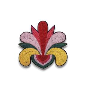 Lèvres violettes avec broche brodée en cristal broderie à la main et broche de mode perlée en fil de lingot - Product Image 6