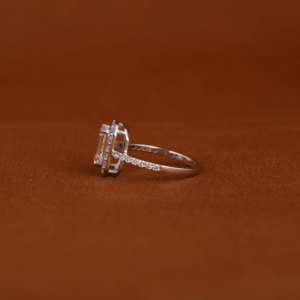 Bague de fiançailles et de mariage pour femme en or massif 18 carats plaqué or, sertie d'un halo de diamants de laboratoire taille émeraude, faite à la main - Product Image 3