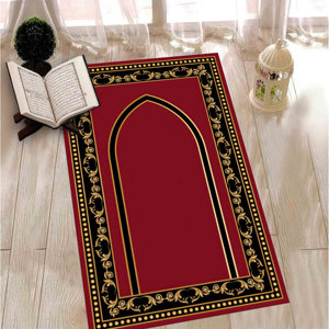 Alfombra de Oración Roja: Elegante Alfombra con Diseño Islámico Dorado Impreso, con Pelo Suave - Product Image 5