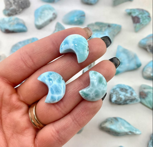 Larimar Natural Crescent Moon Smooth Briolette Gemstone para la fabricación de joyas Anillos de piedras preciosas colgantes de Larimar de alta calidad para hombres - Product Image 4