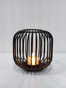 Le support de lampe à thé en métal découpé projette de belles ombres et une lumière douce idéale pour une atmosphère relaxante - Product Image 4