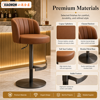 Chaise de bar pivotante réglable de luxe, aspect cuir cognac moderne, avec accoudoirs fixes et structure métallique, pour mobilier commercial de boîte de nuit