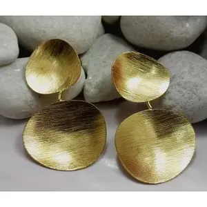 Pendientes de Aro y con Perno Hechos a Mano en Latón Chapado en Oro con Perla, Zirconia y Diamante - Product Image 2