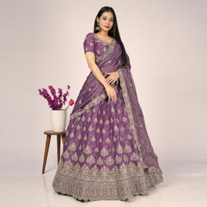 Lehenga Choli de Lujo Bordado con Tejido de Motivos Detallados, Acabado de Borde Ornamentado y Dupatta Suave y Fluido para Uso Festivo - Product Image 4
