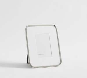 Cadre photo en métal moderne, support photo en métal pour une décoration de chambre élégante, solution de présentation murale intérieure - Product Image 1