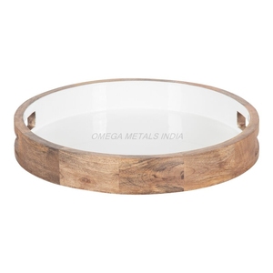 Plateau en bois de qualité supérieure de couleur brun clair avec une forme ronde élégante et une finition lisse, parfait pour servir des en-cas - Product Image 1