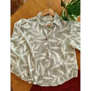 Chemise en coton imprimé feuilles d'automne vert sauge, style vintage, manches ballon, longue, en satin popeline de soie, à volants brodés - Product Image 3