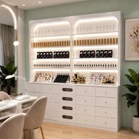 Großhandel Maßgefertigte Luxus-Holz-Salonmöbel LED-Beleuchtetes Nagellack-Wanddisplay Mehrstöckiges Kosmetik-Ladenregal