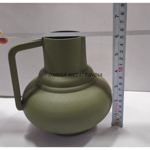 Jarrón de metal dorado y Negro texturizado de diseño elegante con estructura curva contemporánea para un estilo de hogar de lujo y exhibición floral - Product Image 2