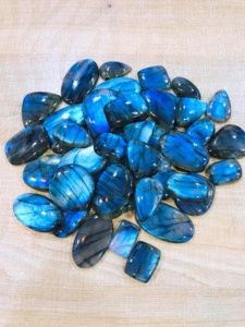 Vente en gros de cabochons en labradorite naturelle bleue scintillante de 1 kg, formes mélangées, pierres précieuses en vrac pour la fabrication de bijoux - Product Image 2