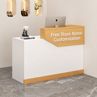 Bureau d'accueil moderne blanc avec accent en grain de bois, comptoir surélevé et poste de travail en L pour hall d'accueil de bureau