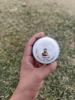 Pelota de Cricket Blanca Personalizada OEM, 4 Piezas, Cosida a Mano, de Cuero, para Entrenamiento, Resistente, Calidad Estándar Internacional, Logotipo Personalizado