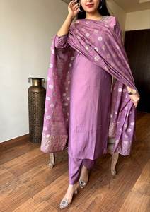 Vêtements décontractés à la mode de qualité supérieure pour femmes Chanderi Viscose Tissu Kurta Pantalon Dupatta Style Vintage pour les fêtes - Product Image 5