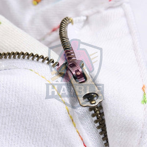 กางเกงยีนส์ขาสั้นน้ำหนักเบา ขายส่ง คุณภาพดี สวมใส่สบาย ระบายอากาศได้ดี เป็นมิตรกับสิ่งแวดล้อม เอวยางยืด ผู้ชาย บริการ OEM สำหรับขายออนไลน์ - Product Image 5