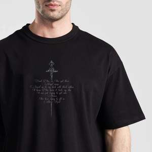 เสื้อยืดลายตัวอักษรโบราณ สีดำ ผ้าฝ้ายเจอร์ซีย์ 100% ทรงหลวม สไตล์สตรีท น้ำหนัก 240 กรัม พิมพ์ลายซิลค์สกรีน - Product Image 3