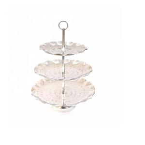 Plateau de service en métal à deux niveaux avec plateau rond à poignée centrale affichant des collations ajoutant un charme vintage - Product Image 6