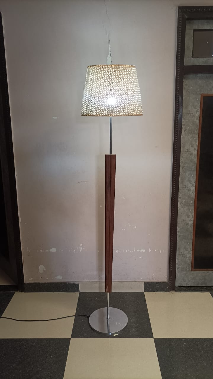 สีน้ำตาลธรรมชาติ (ไม้), สีเบจ (อ้อย), เงิน (ฐาน)