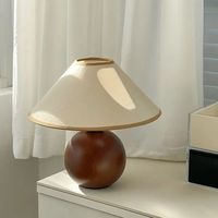 Lámpara de mesa de madera de alta calidad con acabado marrón y pantalla de tela utilizada para sala de estudio y decoración de hoteles