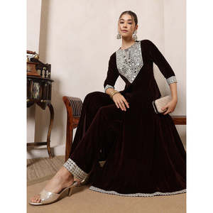Túnica Anarkali de terciopelo marrón con parche bordado en el cuello, mangas tres cuartos, conjunto coordinado Indo Western con pantalón palazzo. - Product Image 1